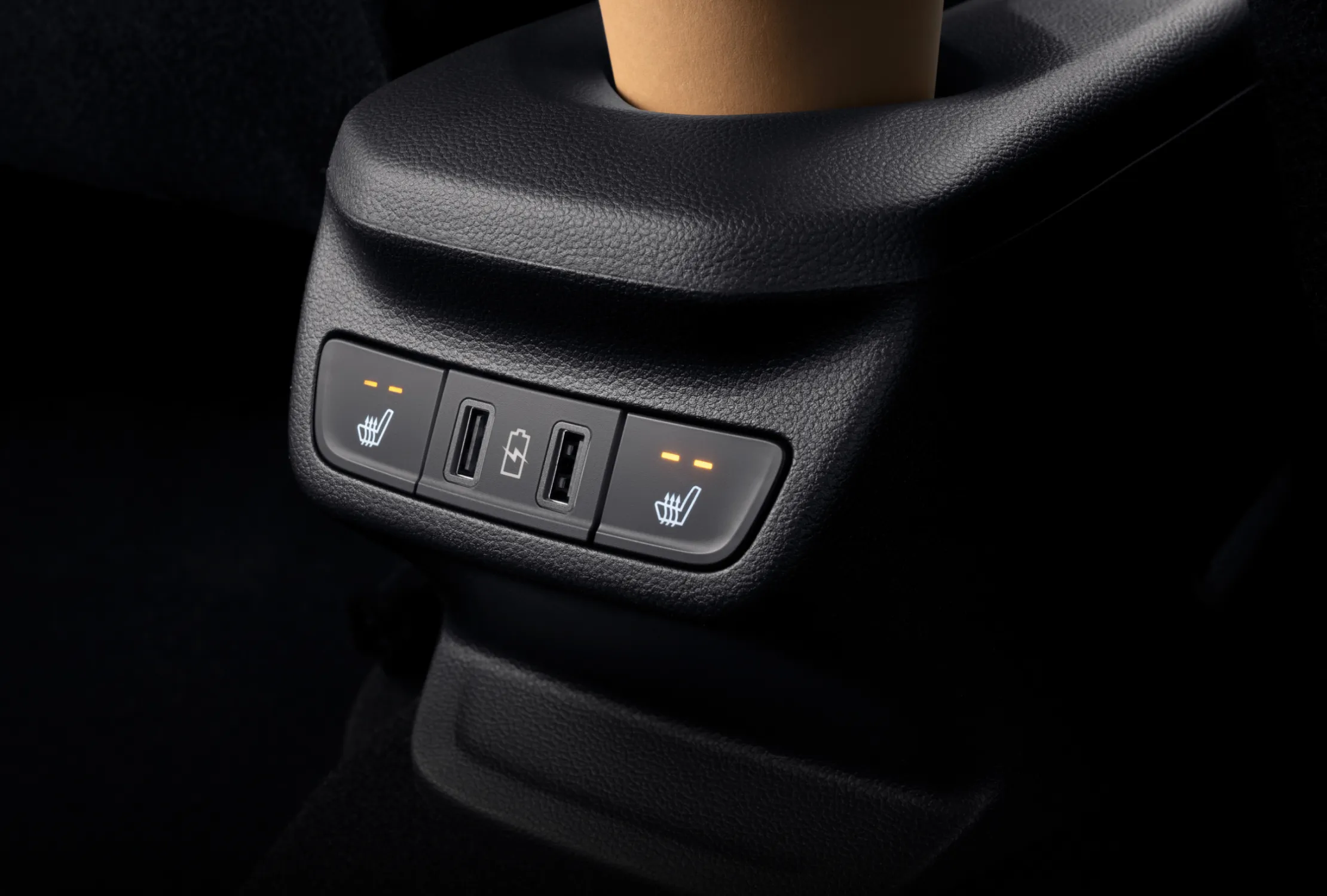 2 USB розетки для пассажиров заднего ряда