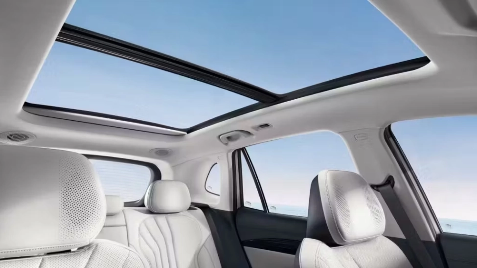 Панорамная крыша и функциональность Geely EX5