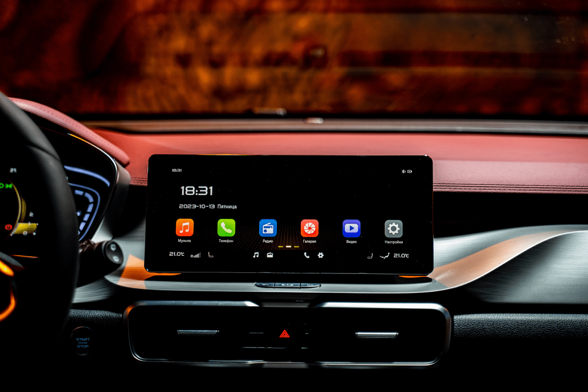 Цифровая приборная панель и атмосферная подсветка Belgee X50